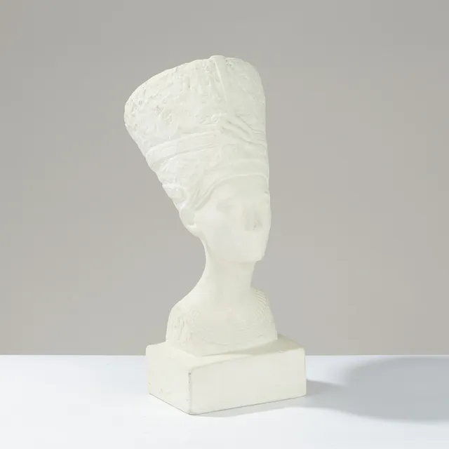 Gipsbuste forestillende den ægyptiske dronning Nefertiti med høj krone.