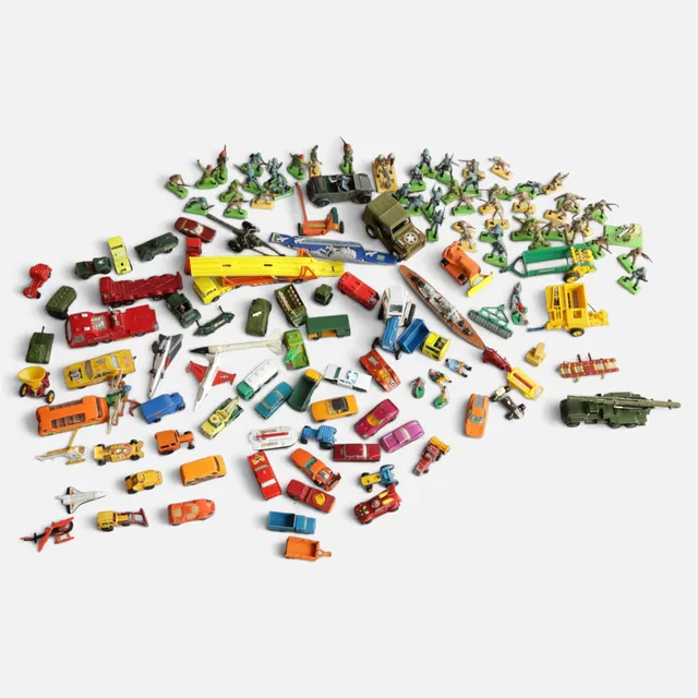 MATCHBOX ENGLAND / GORGI JUNIORS / DINKY SUPER TOYS / DEETAIL. En stor samling legetøjsbiler, soldater og ekstra dele. Cirka 100 dele i alt. Stemplet.
