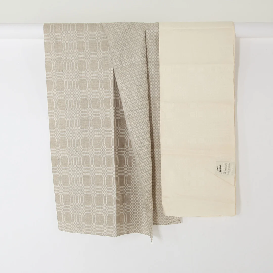 STORA BORDSDUKAR, 2 st, Linneväv, "Mormorsduken" samt Drällvävnad, Vävaren i Båstad. — Textiles — Auktionsverket Engelholm
