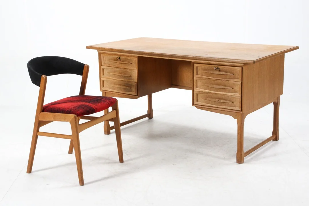 Danish furniture manufacturer. Freestanding desk and armchair, oak (2) — Furniture/Office furniture — Lauritz