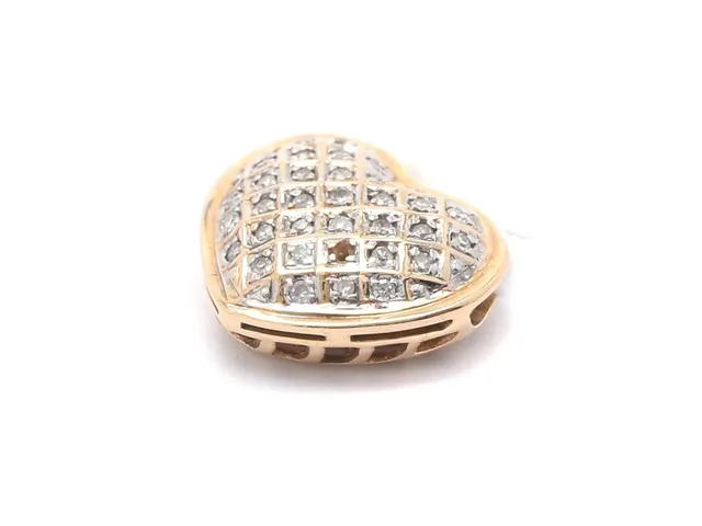 Hänge 18K 1,8g, höjd: 11mm, bredd: 14mm, med åttkantslipade diamanter 32xca0,005ct varav en saknas, hjärta