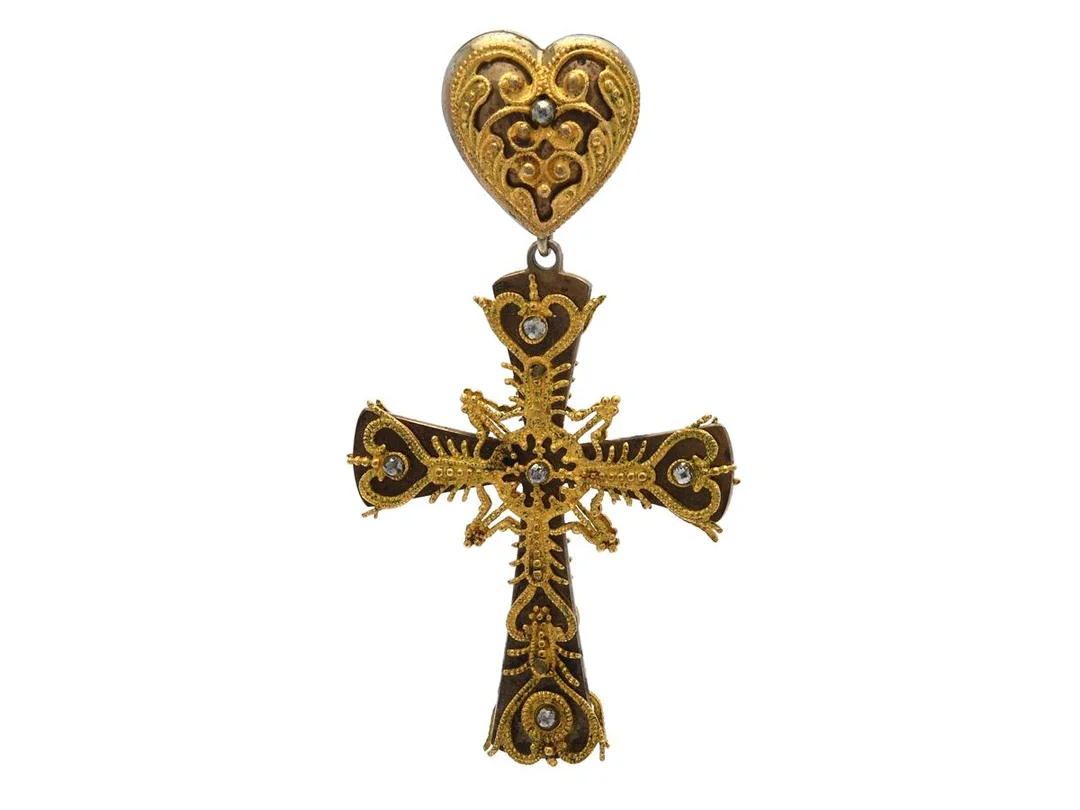 HÄNGE, låghaltigt guld alternativt pläterat samt vit metall, kors, ca 6,5x3,5 cm, vikt 9,9 g. — Smycken/Hänge — Kaplans