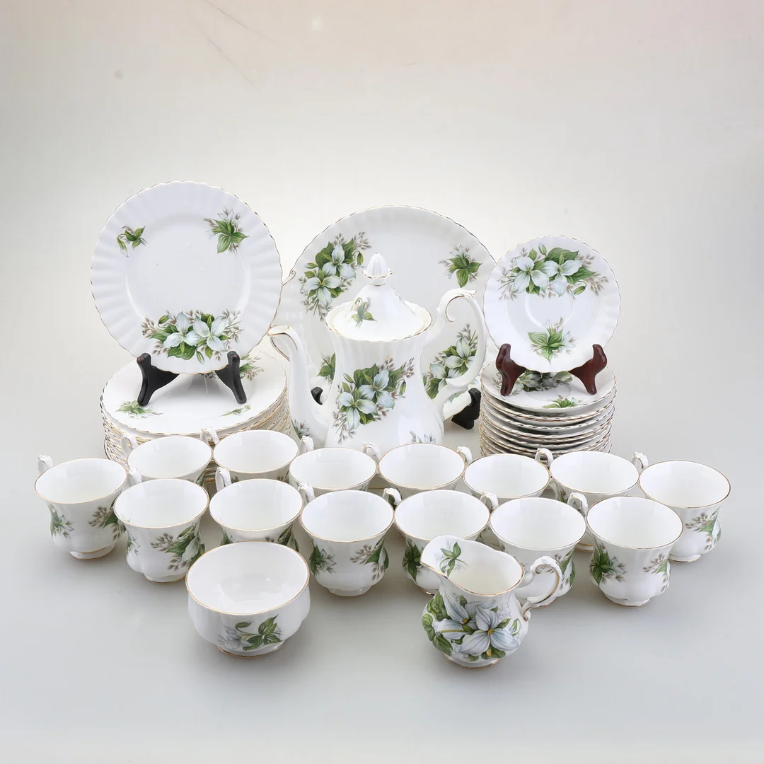 KAFFESERVIS, 46 delar, "Trillium", Royal Albert, benporslin, England. — European — Södermanlands Auktionsverk