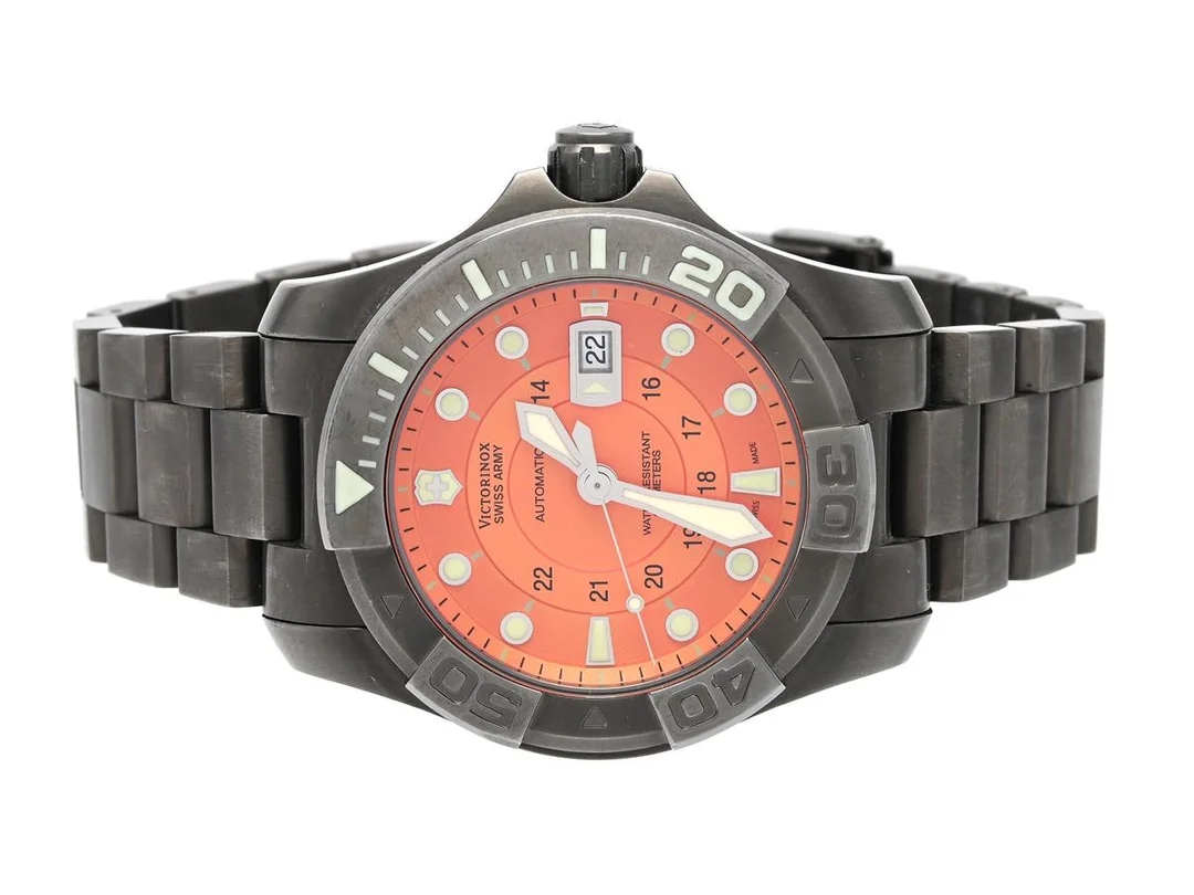 VICTORINOX, Swiss Army (500 METERS), Cal ETA 2892A2, Serie nr. 090700843, Ref nr. V241354, herrur, 43,5 mm, svart stål, automatisk, safirglas, datum, glasbaksida, originallänk, viklås, Ref nr. VF1010, cert, juli 2010, box (ej komplett), ytterkartong. — Klockor/Victorinox — Kaplans