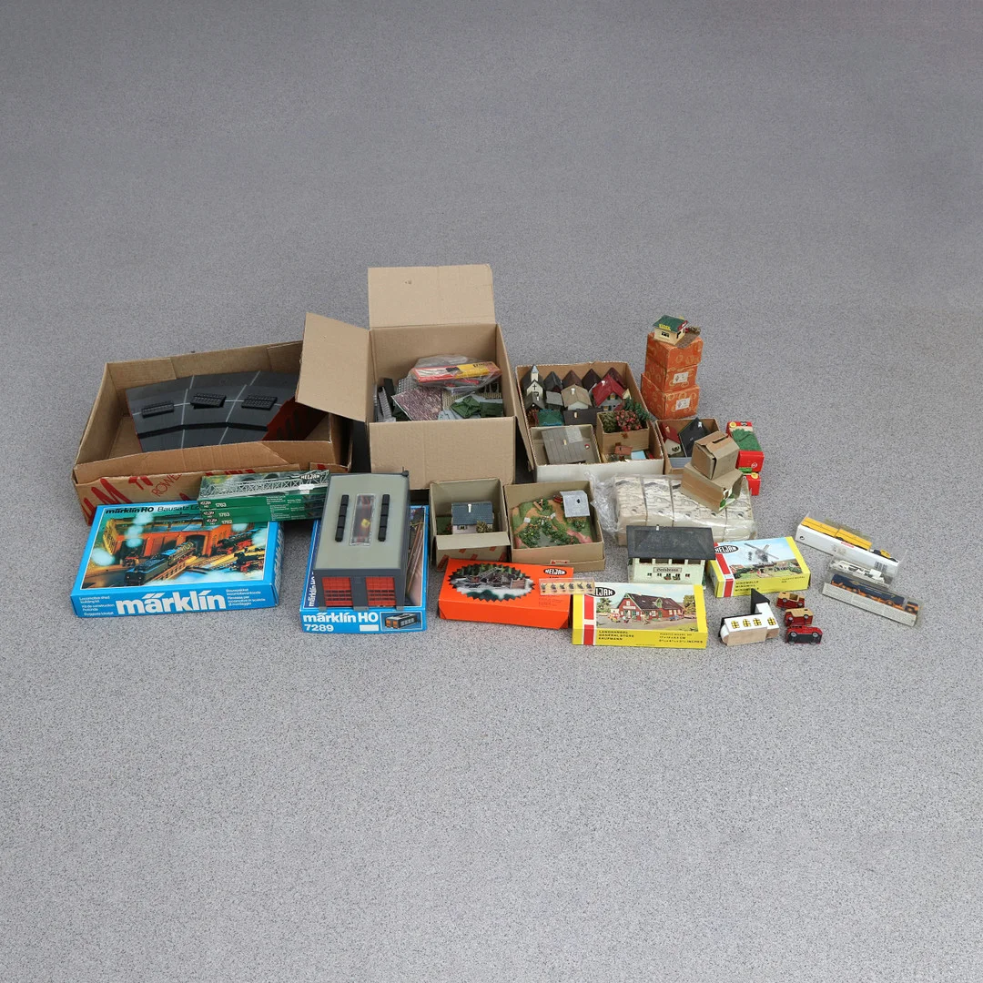 PARTI BYGGNADER, FORDON OCH TILLBEHÖR FÖR MODELLBYGGE. H0. — Model railways — Skånes Auktionsverk