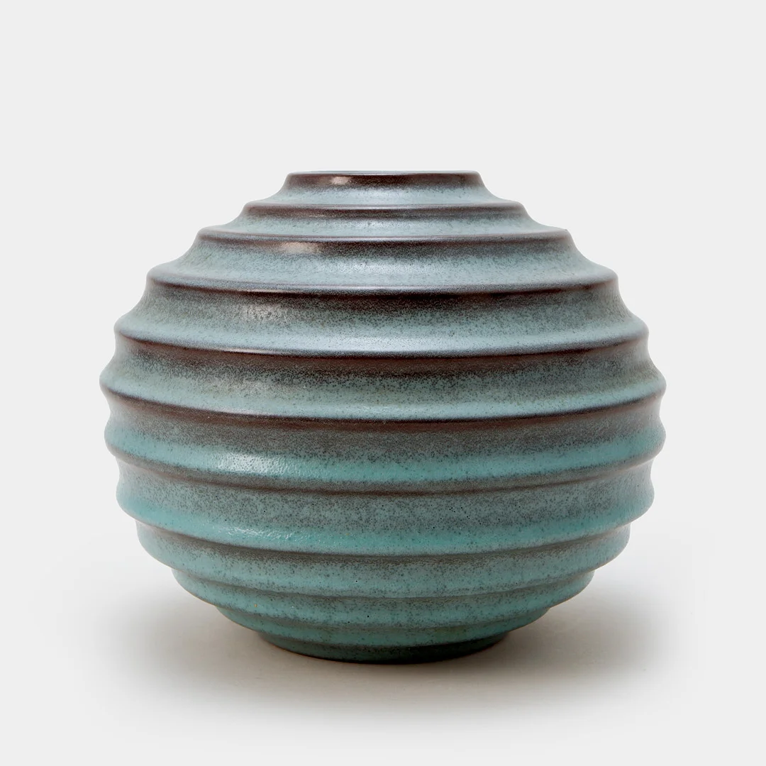 EWALD DAHLSKOG. Vas, s.k. "Kulvas", lergods, Bo Fajans, 1930-43. — European — Göteborgs Auktionsverk
