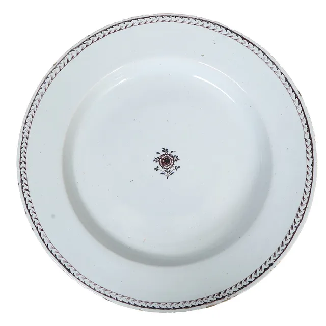 AN 18TH CENTURY DELFT CHARGER.