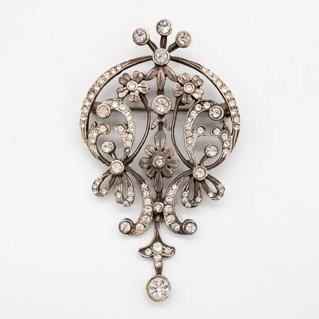 JUGENDSTIL BROSCHE AUS 835ER SILBER, GEPUNZT, UND KLEINEN GESCHLIFFENEN STRASSSTEINEN, UM 1880.