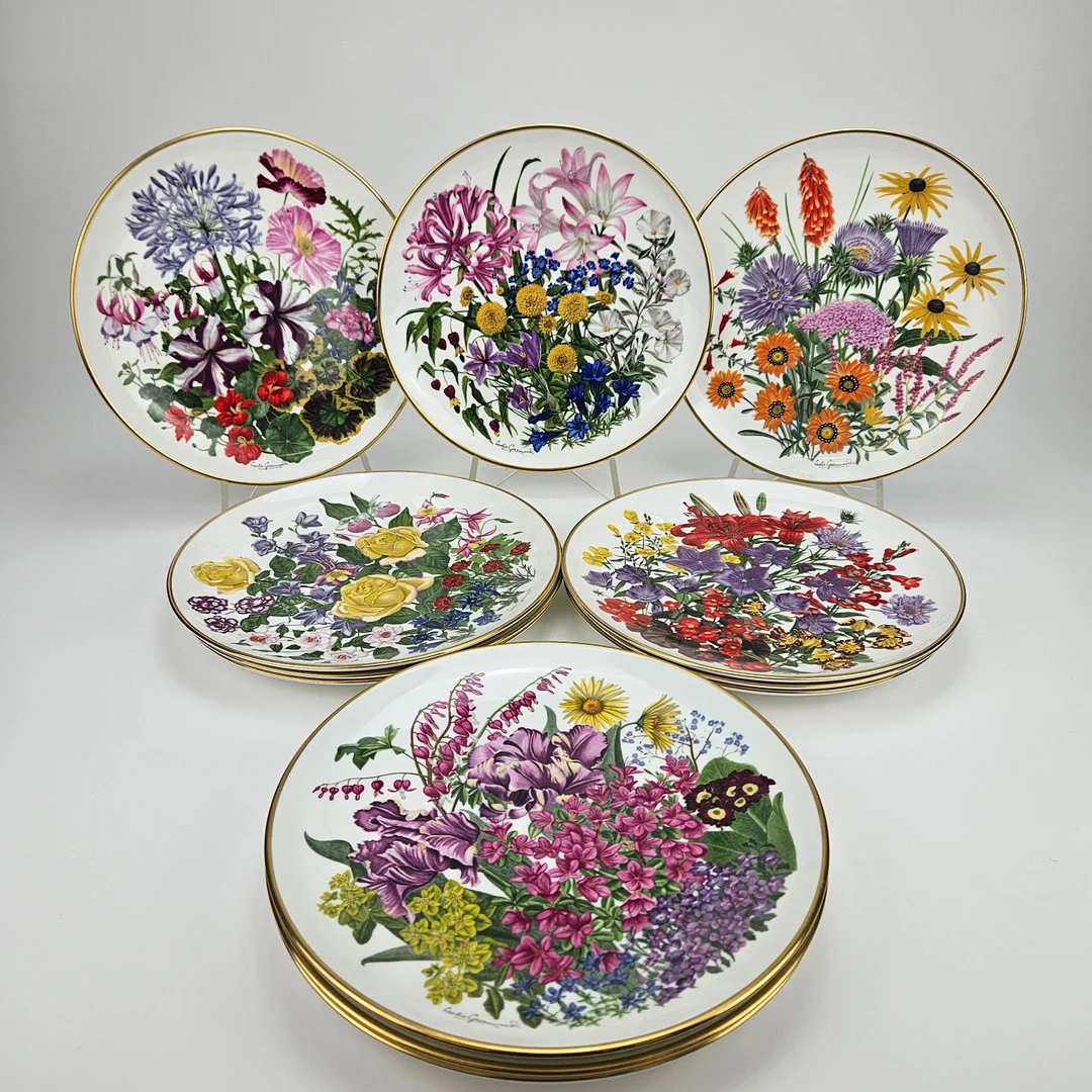 TALLRIKAR, 12 st, "Flowers of the year", Franklin Porcelain, Wedgwood, England, 1970-tal. — European — Auktionshuset Thörner & Ek