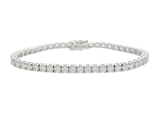 TENNISARMBAND, 18K vitguld, 46 briljantslipade diamanter ca 4,12 ctv, ca TW-TCr/VVS-VS, längd 15 cm, vikt 12,6 g.