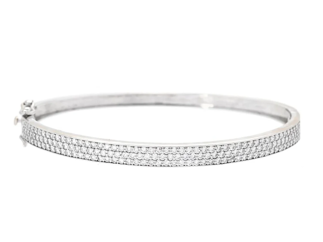 ARMRING, 18K vitguld, 151 briljantslipade diamanter ca 1,50 ctv, ca TW-W/SI, mått 4,5-5,5 cm, vikt 10,9 g, låset lite löst. slitage. — Smycken/Armring — Kaplans