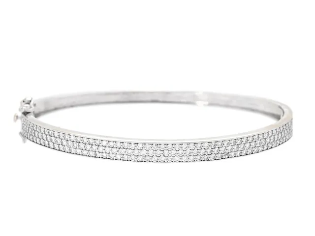 ARMRING, 18K vitguld, 151 briljantslipade diamanter ca 1,50 ctv, ca TW-W/SI, mått 4,5-5,5 cm, vikt 10,9 g, låset lite löst. slitage.