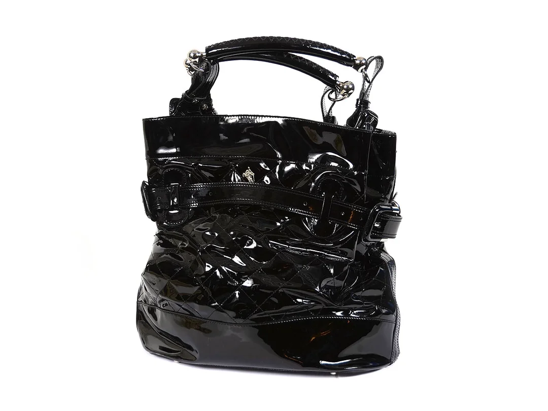 VÄSKA, BURBERRY, svart skinnlack, vitmetall detaljer, 32x36x16cm, dustbag, några märken i lacken. — Accessoarer/Väskor — Kaplans