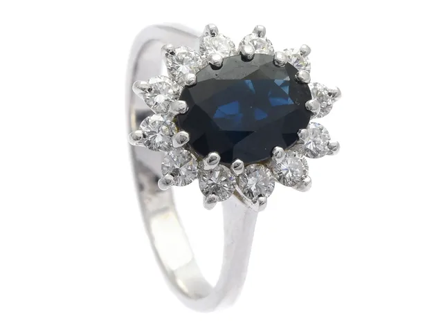 CARMOSÉRING, 18K vitguld, blå safir ca 1,65 ct, 12 briljantslipade diamanter ca 0,60 ctv, W(H)/VS-SI, stl 17,25 mm, vikt 3,9 g.