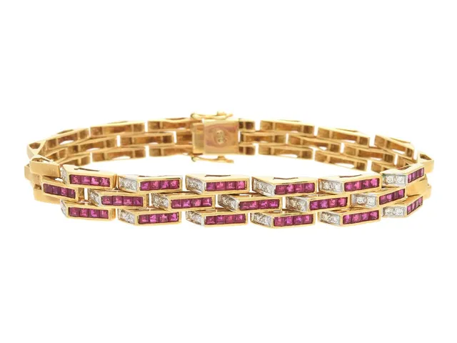 ARMBAND, 18K guld, 72 carréslipade rubiner ca 3,91 ctv, 36 briljantslipade diamanter ca 0,30 ctv, längd 17,5 cm, vikt 19,6 g.