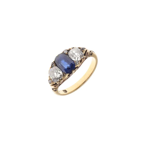 A SAPPHIRE AND DIAMOND THREE STONE RING.
