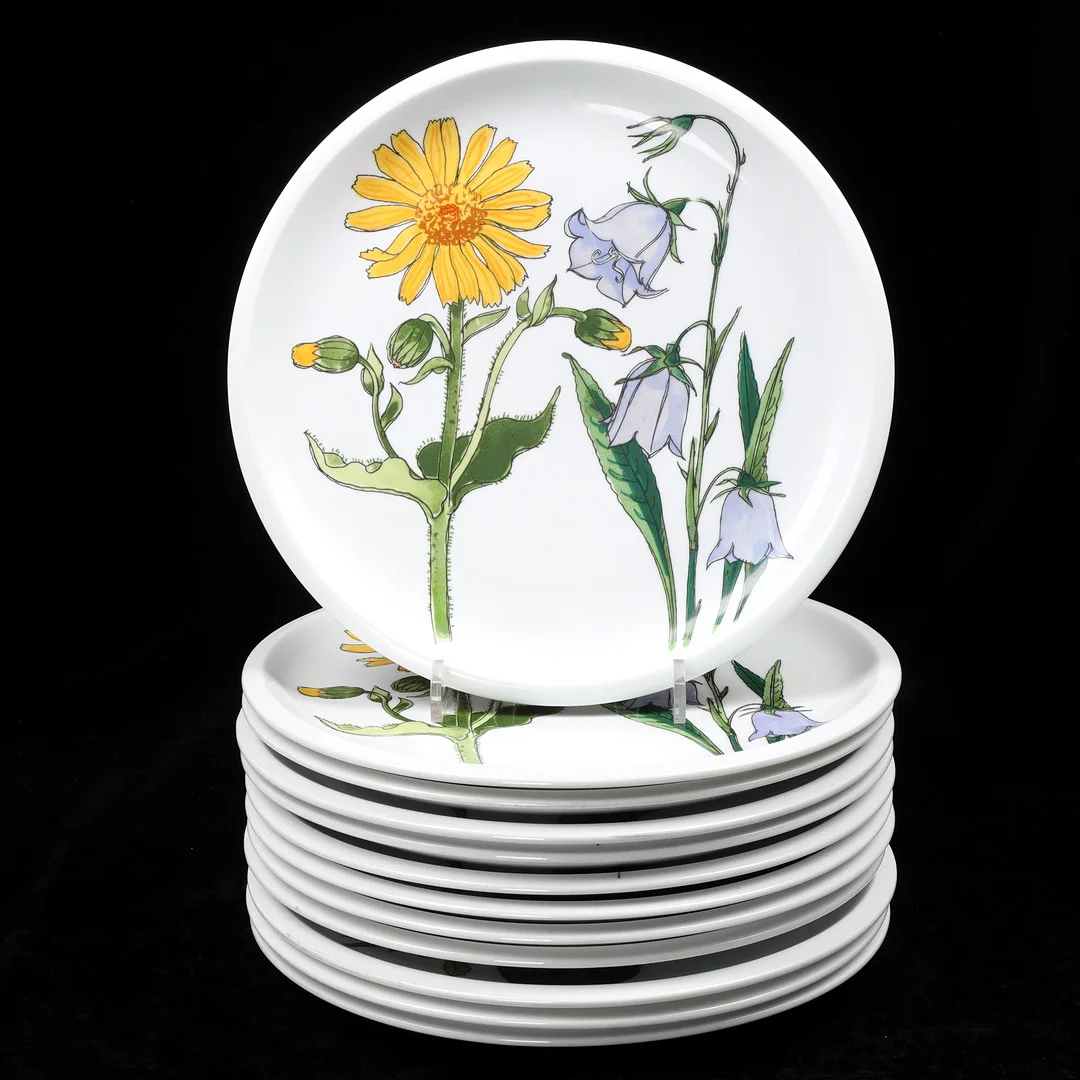MARGUERITE WALFRIDSSON. "Midsommar" Tallrikar, 12 stycken, porslin, Ikea. — Tableware — Växjö Auktionskammare