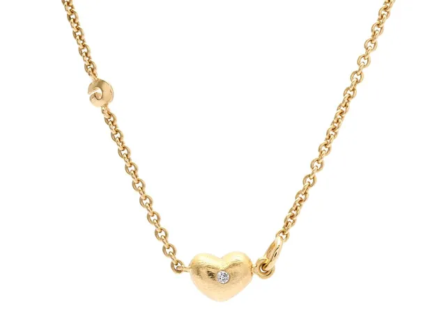 OLE LYNGGAARD, collier, 18K guld, integrerad rund ankarkedja och nyckellås i form av hjärta med 2 briljantslipade diamanter ca 0,04 ctv, längd 42cm, vikt 8,0 g.