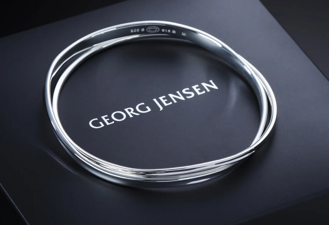 Vivianna Torun Bülow-Hübe for Georg Jensen. 'Marcia' two-in-one arm ring in sterling silver, size M — Jewellery/Bracelets — Lauritz