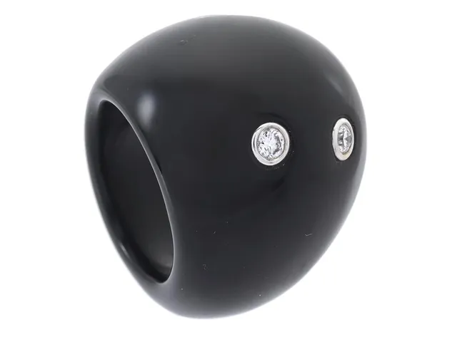 RING, onyx, 18K vitguld, 2 briljantslipade diamanter ca 0,20 ctv ca TW/VS, stl 16 mm, vikt 17,8 g.