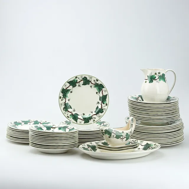 MATSERVIS, 67 delar, "Napoleon Ivy", Wedgwood of Etruria & Barlaston, England.
