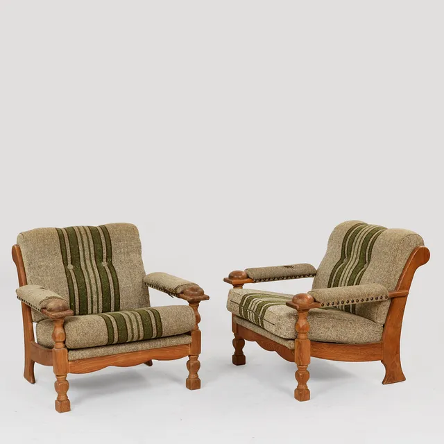 DANSK MØBELDESIGN. Et par lænestole i brutalistisk stil med stel af eg, betrukket med stribet uldstof, dansk møbelproducent, Danmark, 1960/70'erne, (2).