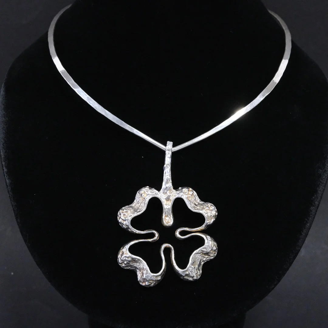 THERESIA HVORSLEV. HÄNGE, SILVER SAMT STEL HALSRING, SILVER. — Necklace — Björnssons Auktionskammare