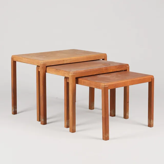 Dansk Møbeldesign. Sæt af tre indskudsborde i teak, Vejle Stole- & Møbelfabrik, Danmark, 1960/70'erne (3).