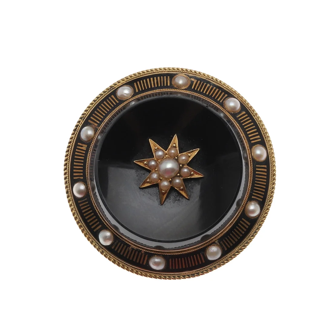 A VICTORIAN, BLACK ONYX, PEARL AND GOLD MOURNING BROOCH. — Brooches & Pendants — Lawrences Auctioneers