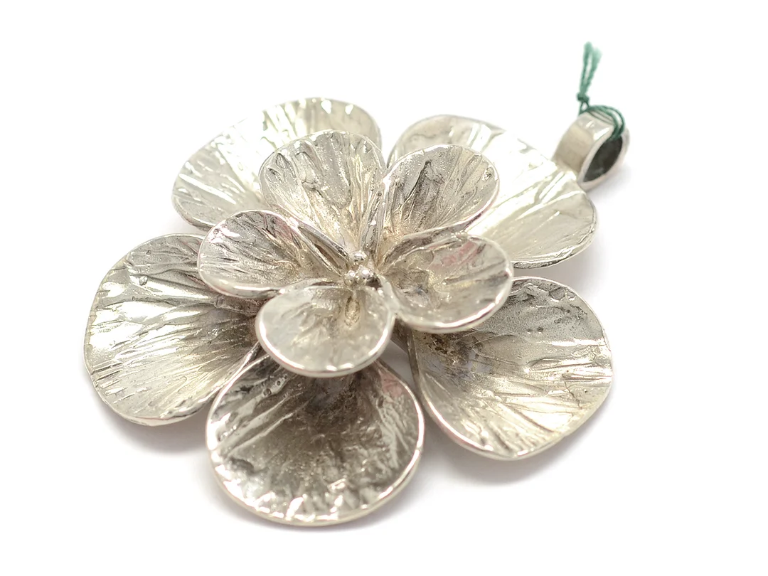 HÄNGE, sterlingsilver, blomma, mått 4,1 x 4,7 cm, vikt 15,2 g, Stockholm 1977. — Smycken/Hänge — Kaplans