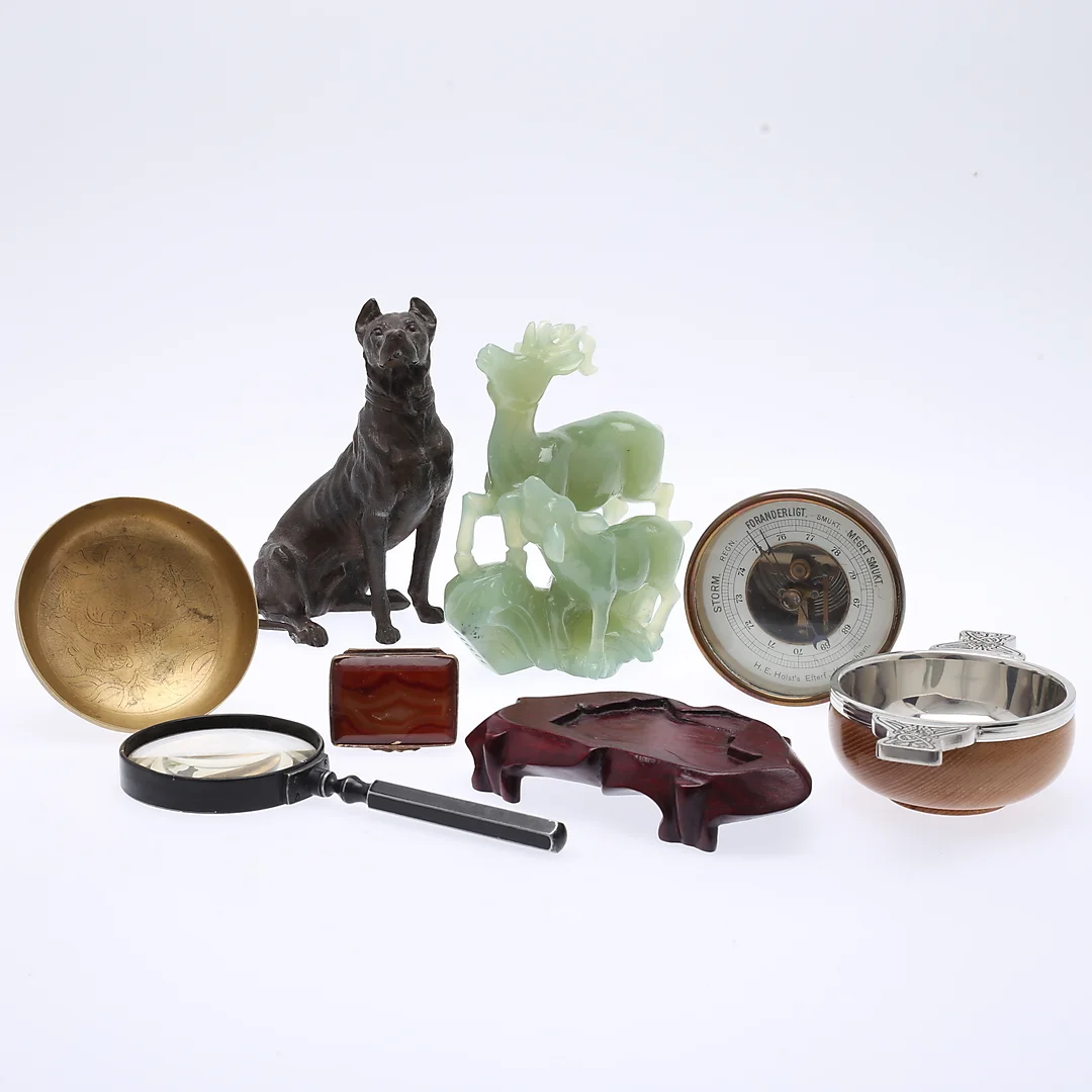 FÖREMÅL, 7st, förstoringsglas, barometer, pillerask, figuriner skålar. — Miscellaneous — Växjö Auktionskammare