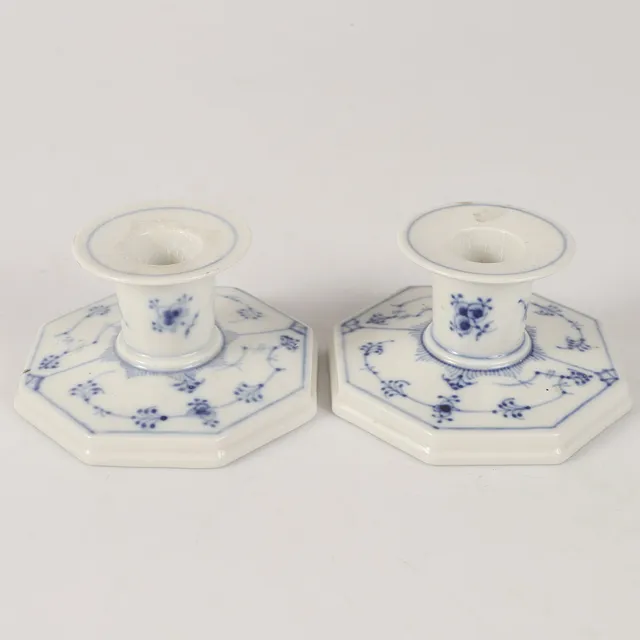 LJUSSTAKAR, 1 par, "Musselmalet", porslin, Royal Copenhagen, Danmark.