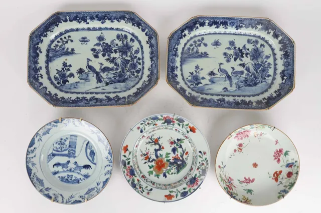 Chinese porcelain from the 1900s. Two dishes and three plates. (5)