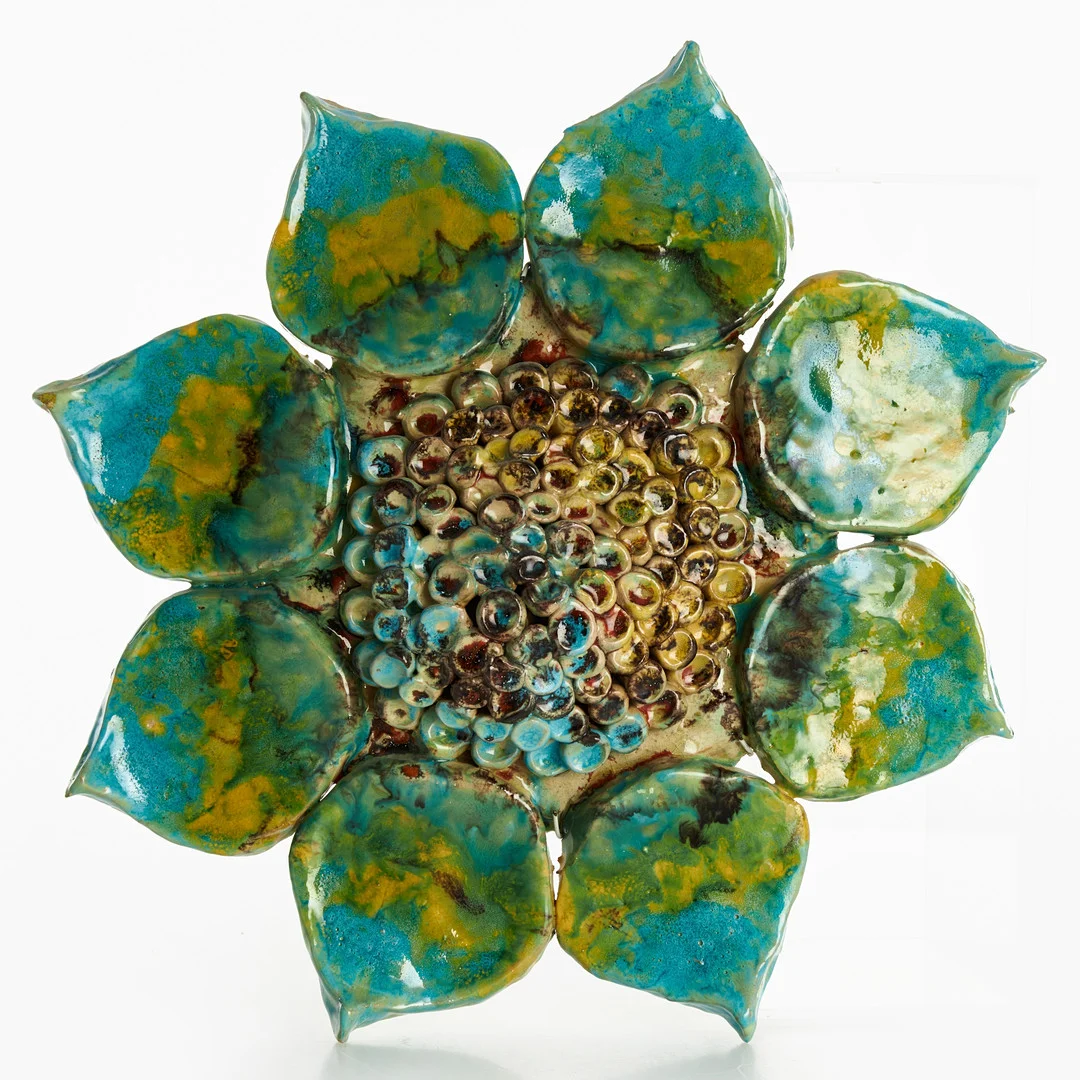 IRMA YOURSTONE (SVERIGE, 1911–1988). TILLSKRIVEN. Väggskulptur, i form av blomma, glaserat lergods. — European — Crafoord Auktioner Stockholm