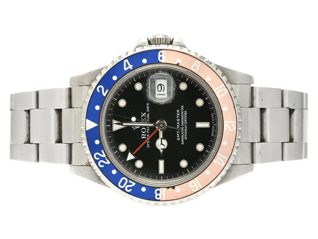 ROLEX, Oyster Perpetual Date, GMT-Master (Swiss-T<25 ), Chronometer, Ref nr. 16700, Serie nr. N132983, Cal 3175, Verk nr. 6428359, Boett nr. 16700, herrur, 40 mm, stål, automatisk, safirglas, datum, 24-timmarsvisning, skadad urtavla, Oysterlänk, viklås, Ref nr. 78360-R9/501 B, cert, augusti 1993, box. — Klockor/Rolex — Kaplans