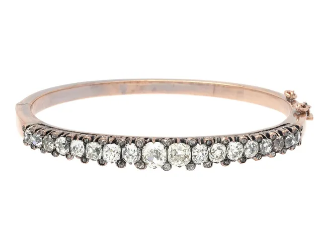 ARMRING, 14K roséguld, 56 gammalslipade diamanter ca 4,50 ctv, ca River-TCa/VS-SI, stl 5,8x4,8 cm, vikt 14,9 g, säkerhetskedja, flera diamanter har skador och nagg.
