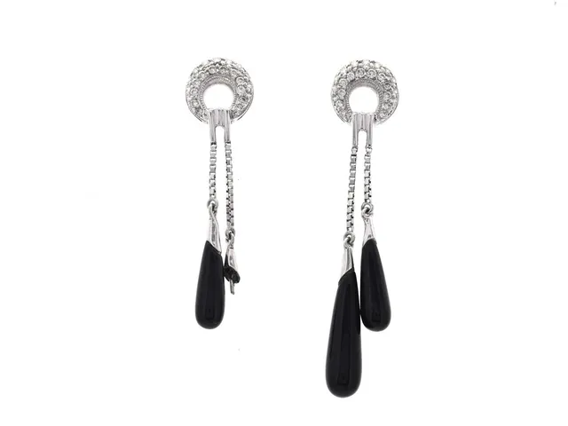 ÖRHÄNGEN, 18K vitguld, onyx, 46 briljantsliapde diamanter, höjd 3,5 cm, vikt 2,5 g, en onyx saknas.
