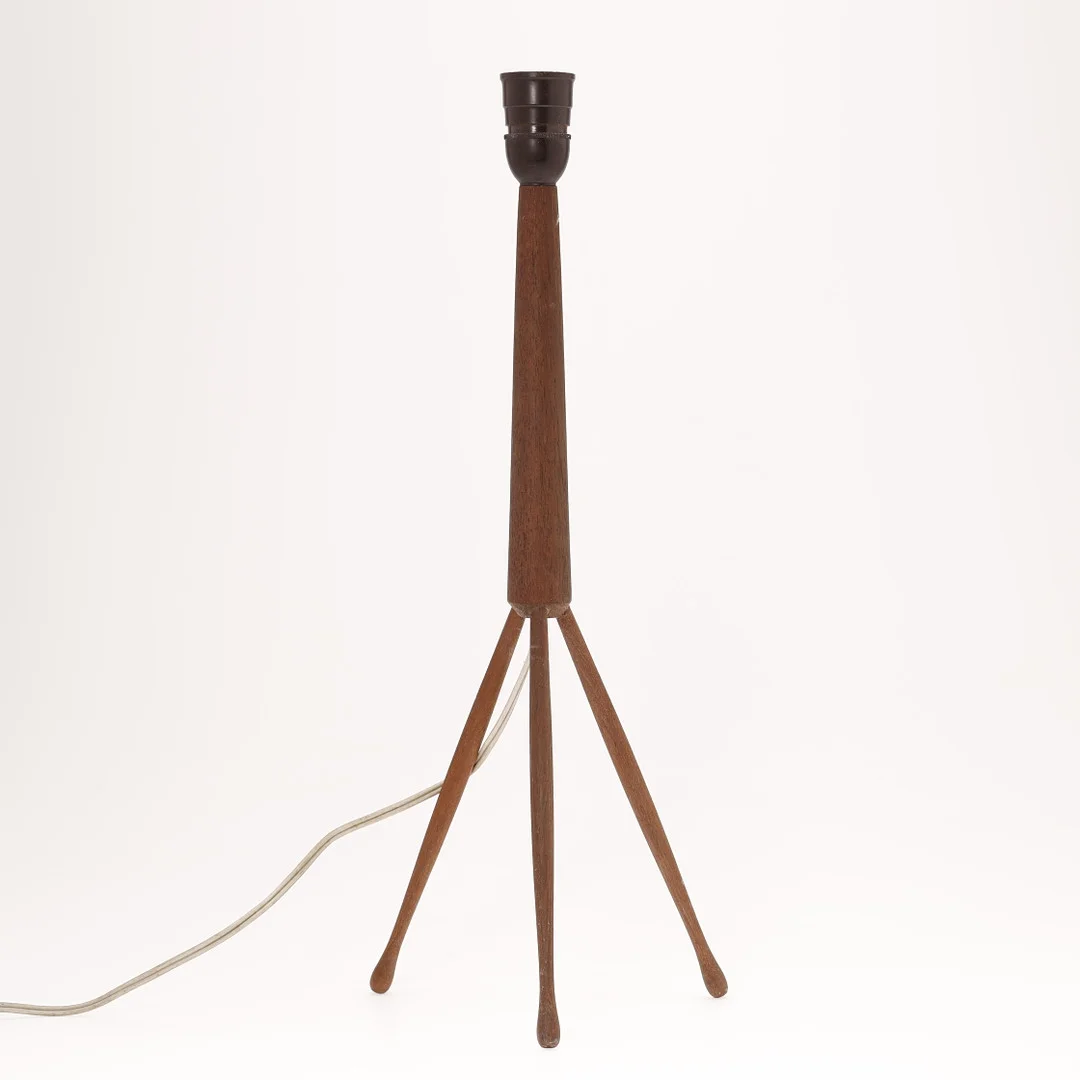 DANSK DESIGN. Skulpturel bordlampe med trepasfod, teak, Lyfa, Danmark, ca. 1960'erne. — Table Lamps — Palsgaard Kunstauktioner