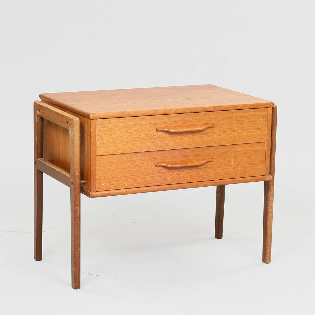 DANSK MØBELDESIGN. Entrékommode af teak, front med to skuffer, ca. 1960'erne. — Chests of drawers — Palsgaard Kunstauktioner
