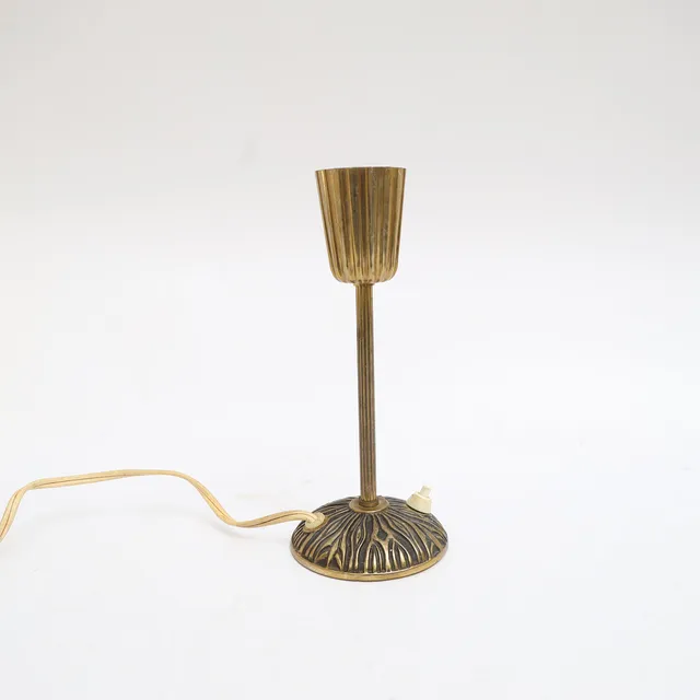 SONJA KATZIN. Bordslampa, Asea, Swedish modern, mässing med reliefdekor, Stämplad E1264.