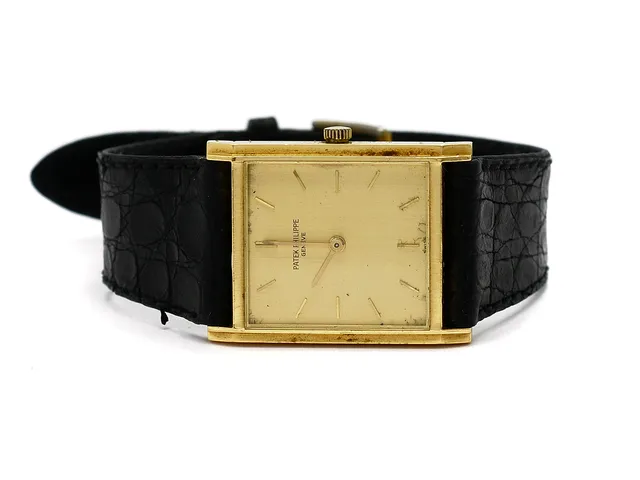 PATEK PHILIPPE, Genève, herrur, 25,5 x 26,5 mm, Cal 23-300, Serie nr. 1141427, Ref nr. 3519, Boett nr. 2651269, 18K guld, manuell, safirglas, skadad urtavla, läderband, ca 1966, box.