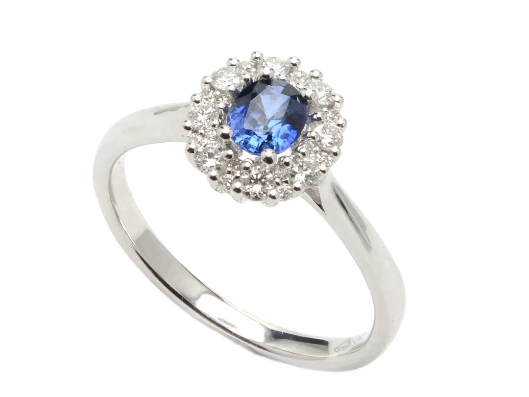 CARMOSÉRING, 18K vitguld, blå safir 0,44 ct, 24 briljantslipade diamanter 0,29 ctv, ca W(H)/VS-SI, stl 16,75+ mm, vikt 3,2 g. — Smycken/Carmoséring — Kaplans