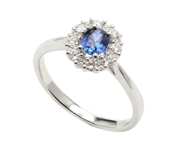 CARMOSÉRING, 18K vitguld, blå safir 0,44 ct, 24 briljantslipade diamanter 0,29 ctv, ca W(H)/VS-SI, stl 16,75+ mm, vikt 3,2 g.
