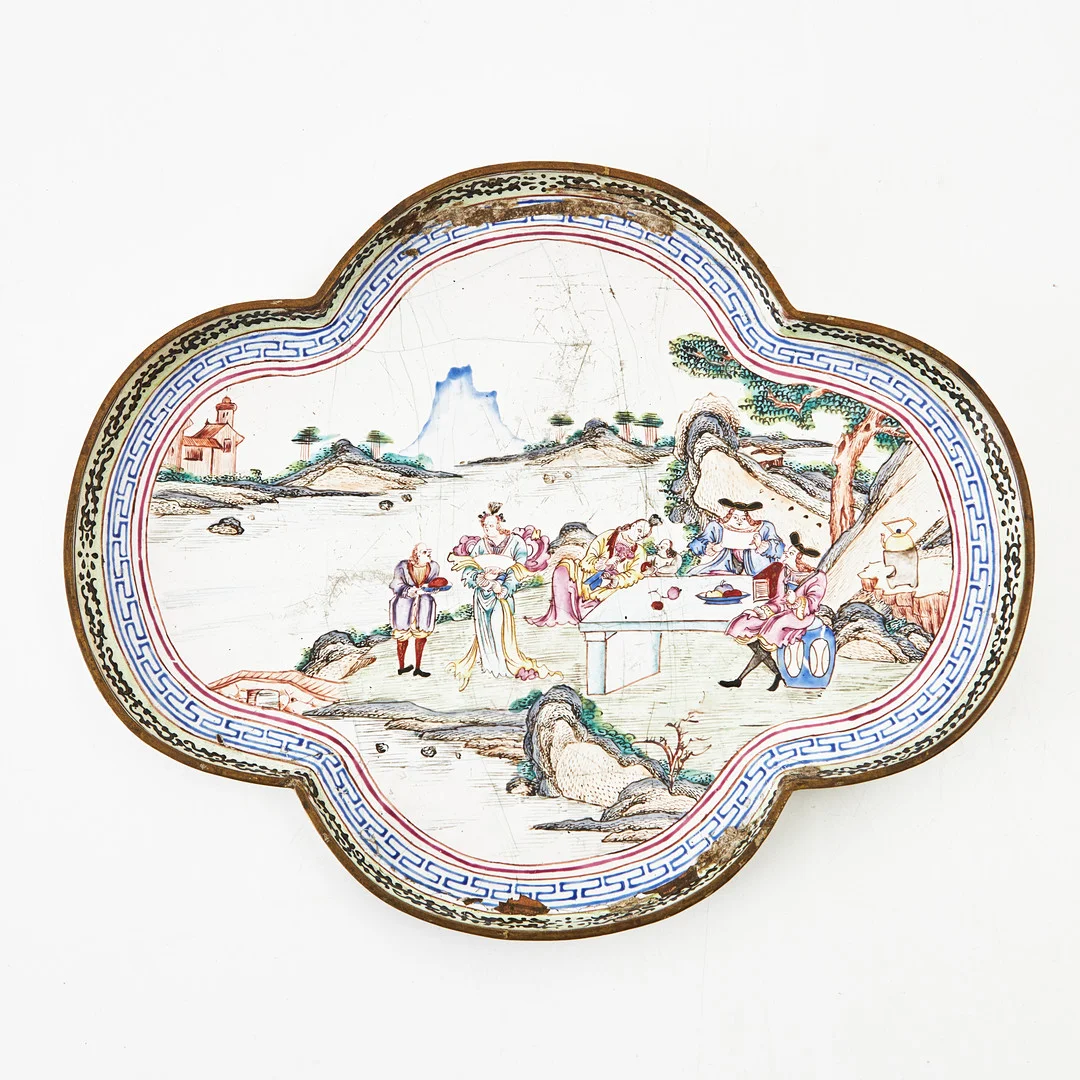 FAT, emalj, Kina, Qianlong (1736-1795), quatrefoil, dekor av västerlänningar i parkmiljö vid flod. — Cloisonné — Stockholms Auktionsverk Magasin 5