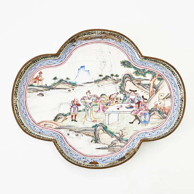 FAT, emalj, Kina, Qianlong (1736-1795), quatrefoil, dekor av västerlänningar i parkmiljö vid flod.