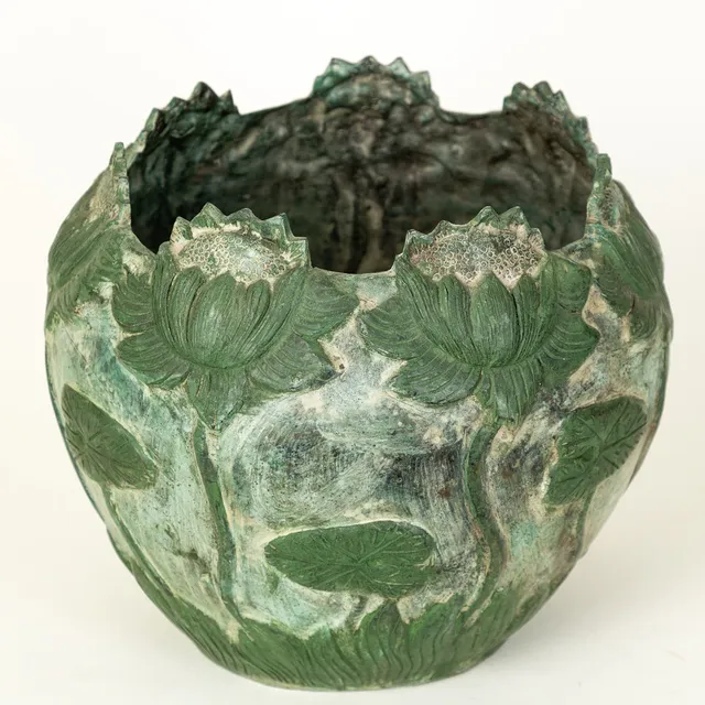 Cachepot mit hochreliefiertem Seerosenfries im Stil des Art Nouveau, Ende 20. Jh.
