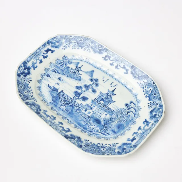 FAT. Kina, porslin Qianlong, underglasyr blått flodlandskap.