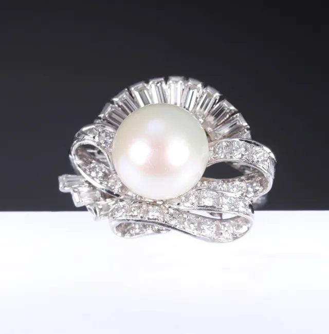 Palace. Kulturperle- og diamantring af platin