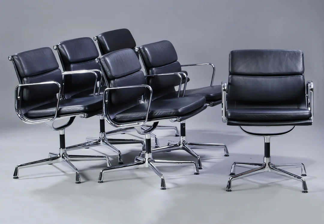 Charles Eames. Et sæt på seks Soft Pad armstole, model EA-208. (6) — Furniture/Lounge chairs — Lauritz