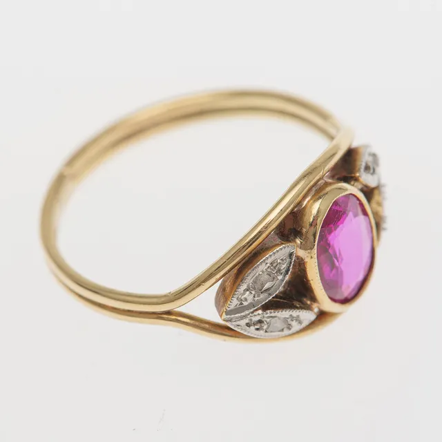 Ring, 750er Gelbgold, Rubin, Diamanten.